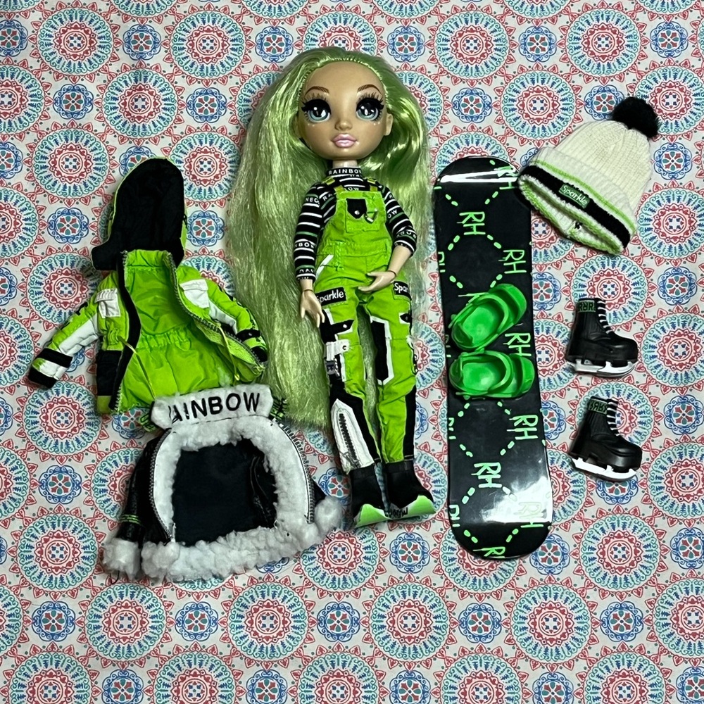 Rainbow High Jade Hunter Green and Black Snowboarding Doll Set EUC